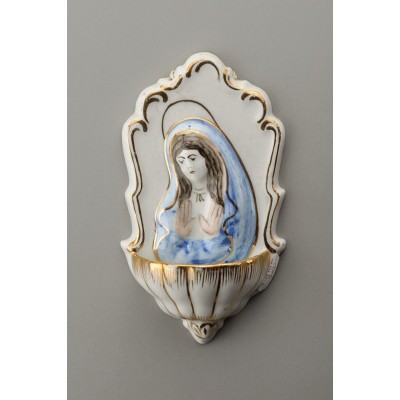 Kropielniczka z wizerunkiem Matki Boskiej. Biała porcelana malowana i złocona.